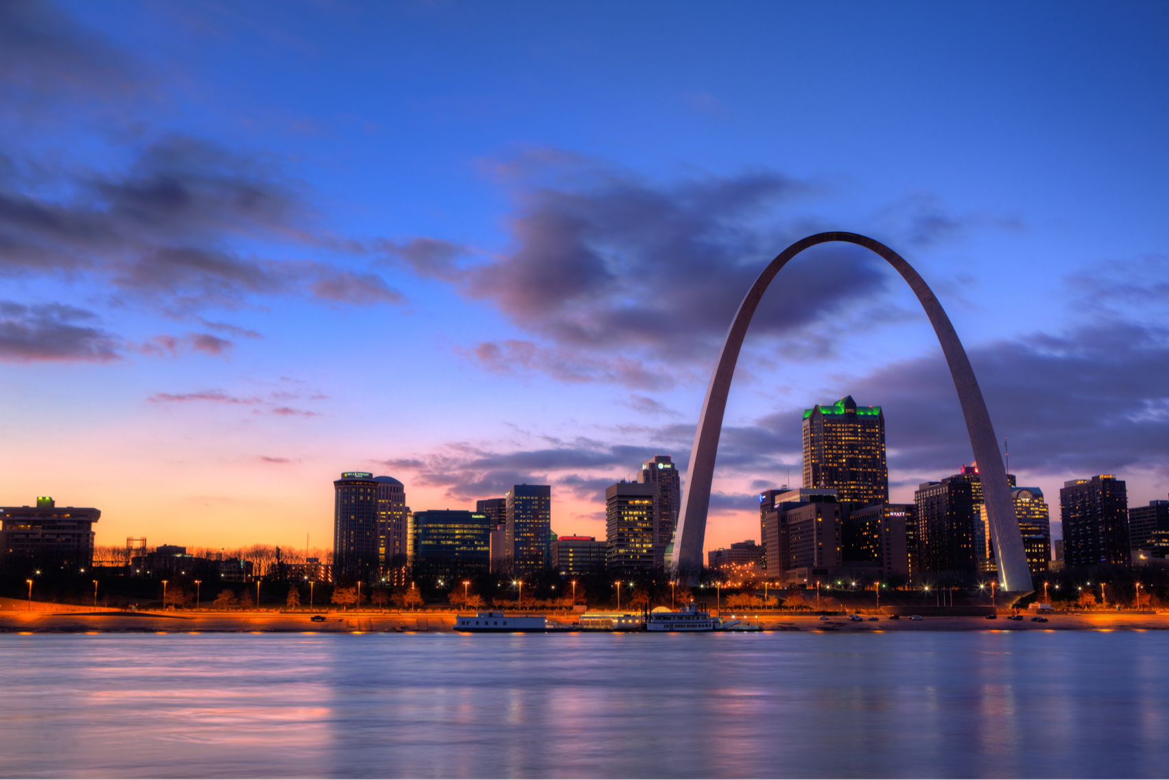 A sunset picture of the Louisville Arch