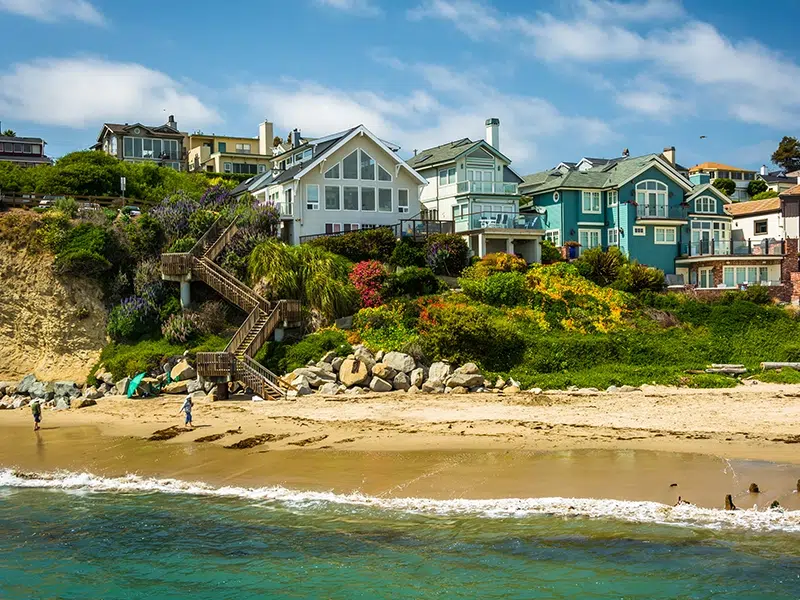 California short-term rental homes overlooking the beach.